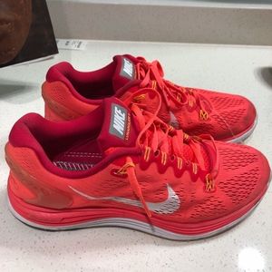Nike tennis shoes women's size 9